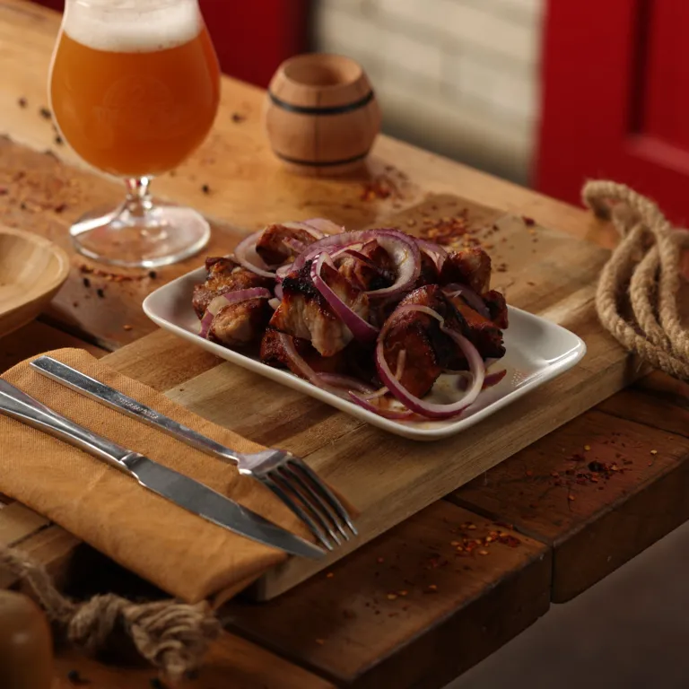 ღორის მწვადი მაყალზე