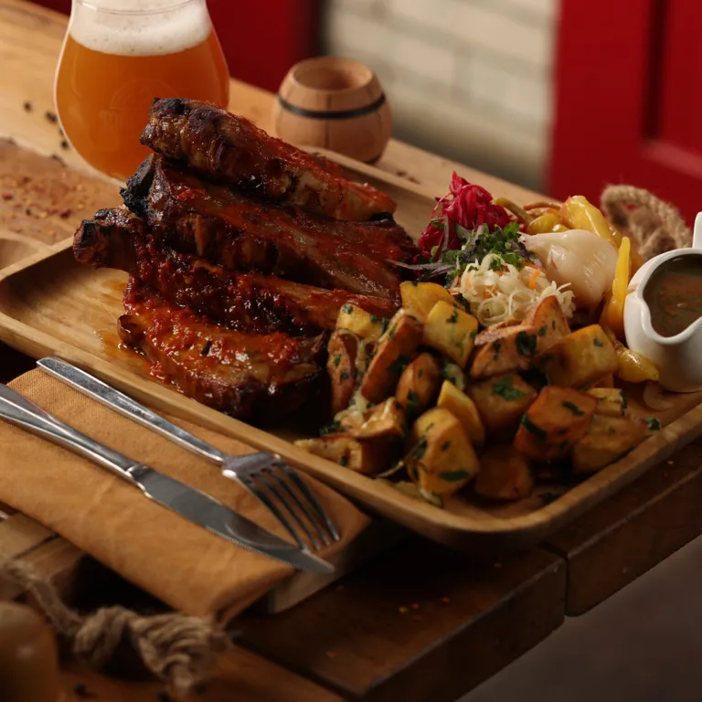 ღორის ნეკნი ბარბექიუს სოუსით