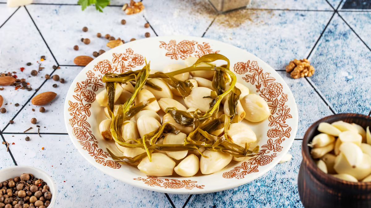 მჟავე ნიორი ტარხუნით